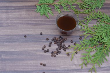 Tahta üzerinde bir kupa kahve..