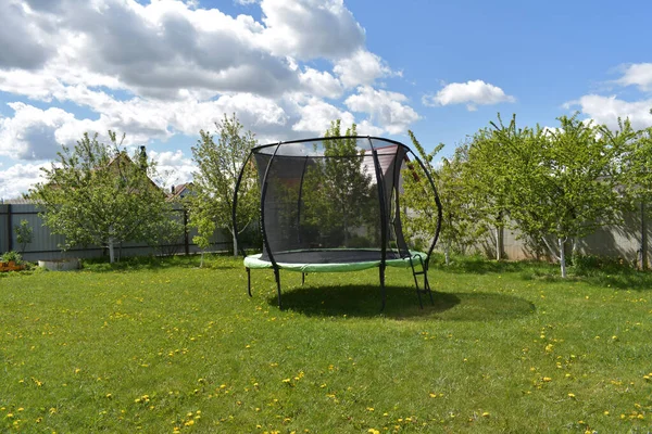 Trampolín Césped Verde Jardín Con Árboles Que Florecen Contra Cielo — Foto de Stock