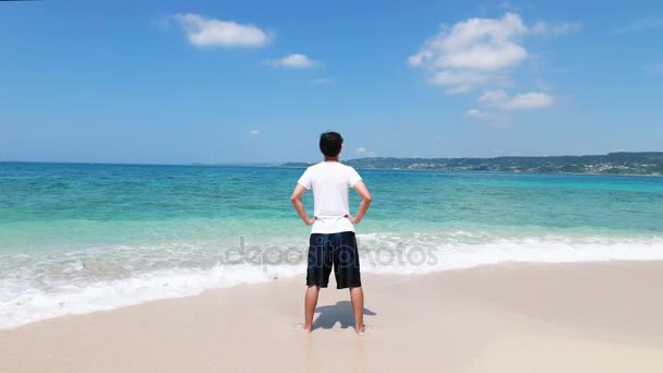 Jeune homme sur la plage — Video