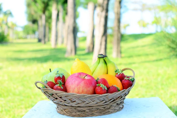 Frutas frescas na grama verde — Fotografia de Stock