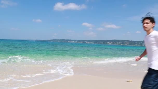 O homem que relaxa na praia. — Vídeo de Stock