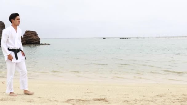 해변에서가 라 데 연습 하는 젊은 남자 — 비디오