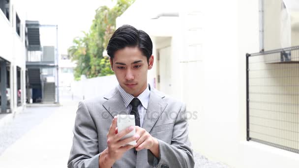 Hombre feliz sosteniendo un teléfono inteligente — Vídeo de stock