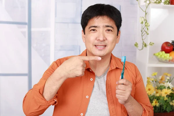 Mann mit Zahnbürste — Stockfoto