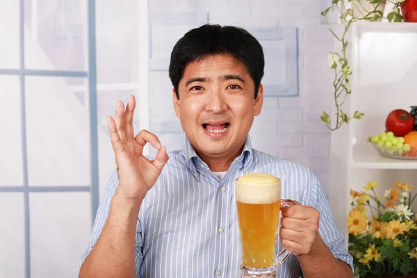 Muž pije pivo — Stock fotografie