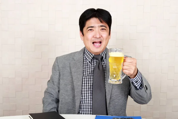 Homem a beber cerveja — Fotografia de Stock
