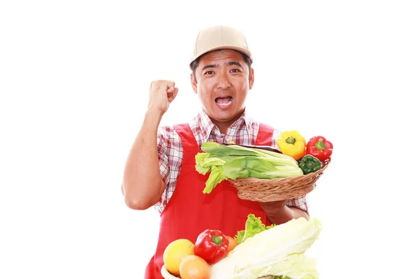 Hombre sonriente sosteniendo verduras — Foto de Stock