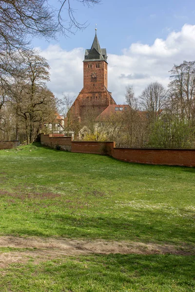 Chiesa e mura della città — Foto Stock