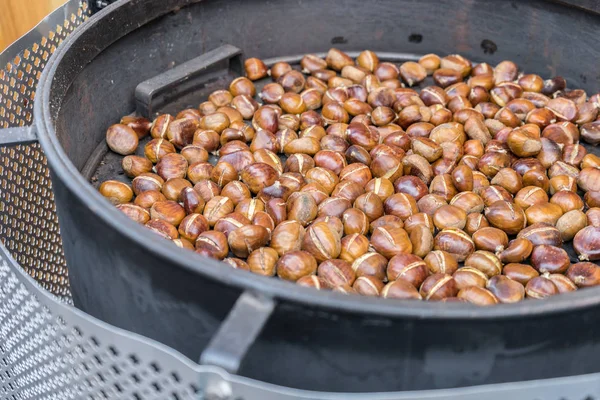 Las castañas están asadas. — Foto de Stock