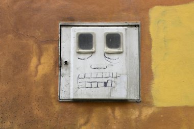 Yaratıcı bir şekilde elektrik kutusu