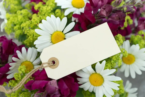 Boeket van zomerbloemen — Stockfoto