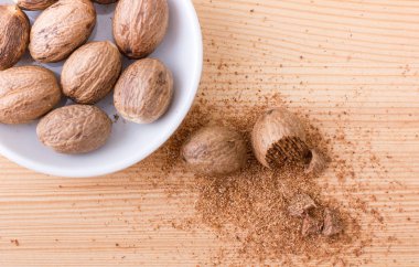 Bütün ve rendelenmiş muscat