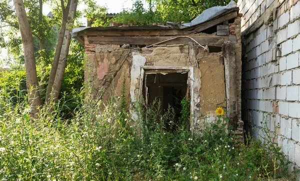 Eski, terk edilmiş bina — Stok fotoğraf