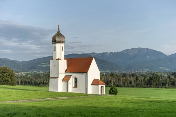 Небольшая церковь в Баварии — стоковое фото