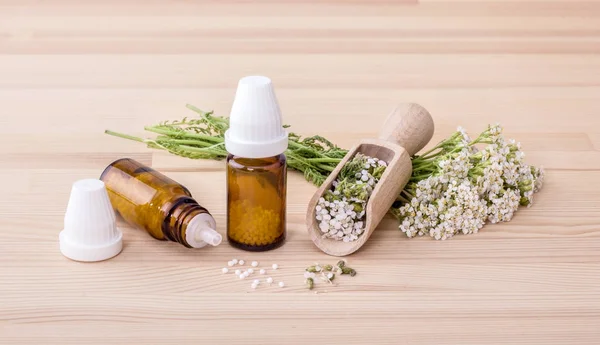 Homeopatik Ilaç Civanperçemi Homeopathic Çare Çiçekli Civanperçemi Ahşap Arka Plan — Stok fotoğraf