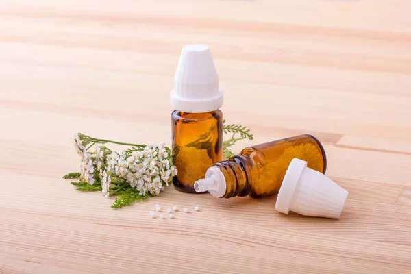 Homeopatický Lék Homeopatické Lék Květu Řebříčku Dřevěnou Pozadí — Stock fotografie