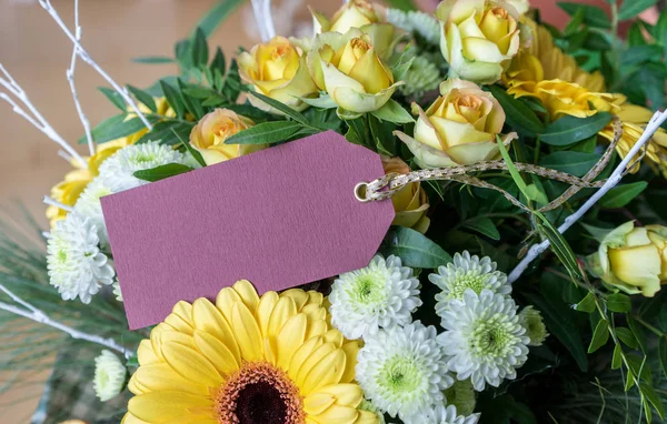 美しい花束 黄色と白のバラ ガーベラ コピー領域を持つピンクのカードと花束 — ストック写真