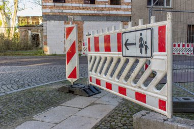 İnşaat site işareti / inşaat site işaret içinde bir yol, bariyer
