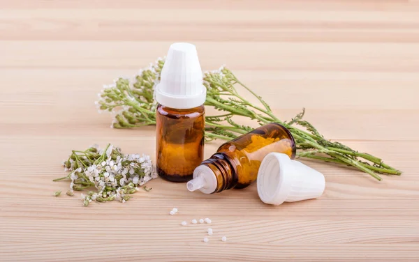 Homeopatický Lék Homeopatické Lék Čerstvým Květu Řebříčku Dřevěnou Pozadí — Stock fotografie