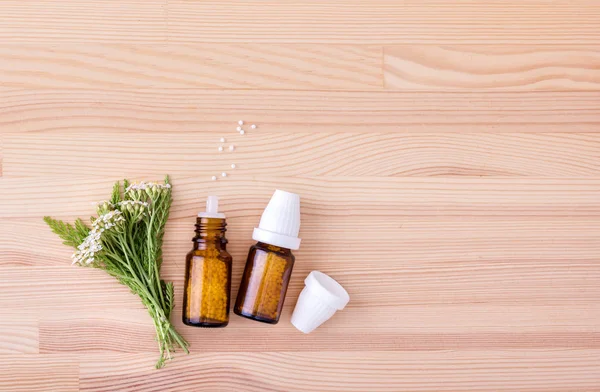 Homeopatisk Medicin Rölleka Top View Homeopatiskt Medel Med Blommande Yarrow — Stockfoto