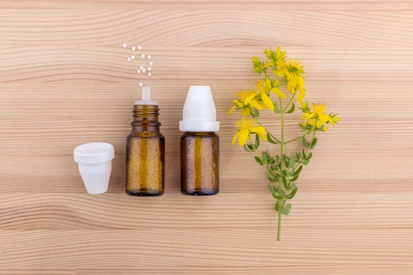 Homeopatyczne Zaradzić Homeopatycznych Kwitnące Ziele Dziurawca — Zdjęcie stockowe