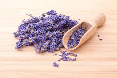  kurutulmuş lavanta çiçekleri / tahta kaşıkla kurutulmuş lavanta çiçekleri