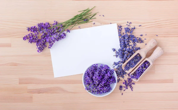 Lavendelblommor Ovanifrån Lavendelblommor Med Vit Kopia Utrymme Bottentyg Trä — Stockfoto