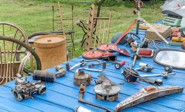 Flohmarkt Tisch Mit Verschiedenen Werkzeugen Und Gegenständen Auf Einem Flohmarkt — Stockfoto