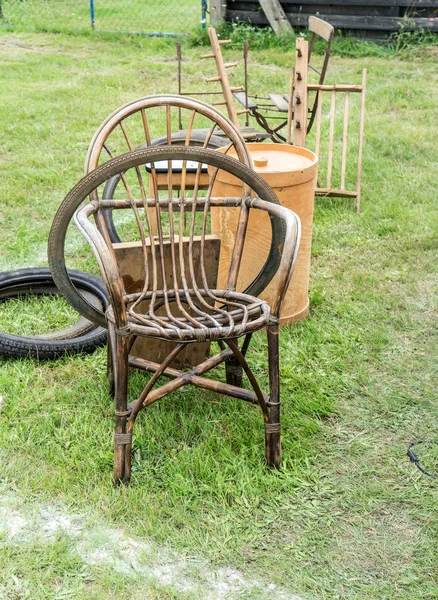 フリー マーケット 籐の椅子 ガーデン ツール 自転車タイヤ フリー マーケット — ストック写真
