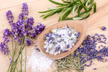 Herb tuz biberiye ve lavanta çiçekleri bitkisel tuz / tahta kaşıkla 