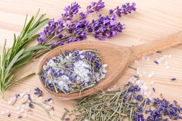 Sal Hierbas Cuchara Madera Con Sal Hierbas Romero Flores Lavanda — Foto de Stock