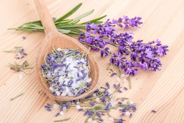 Sal Ervas Colher Madeira Com Sal Ervas Rosmaninho Flores Lavanda — Fotografia de Stock