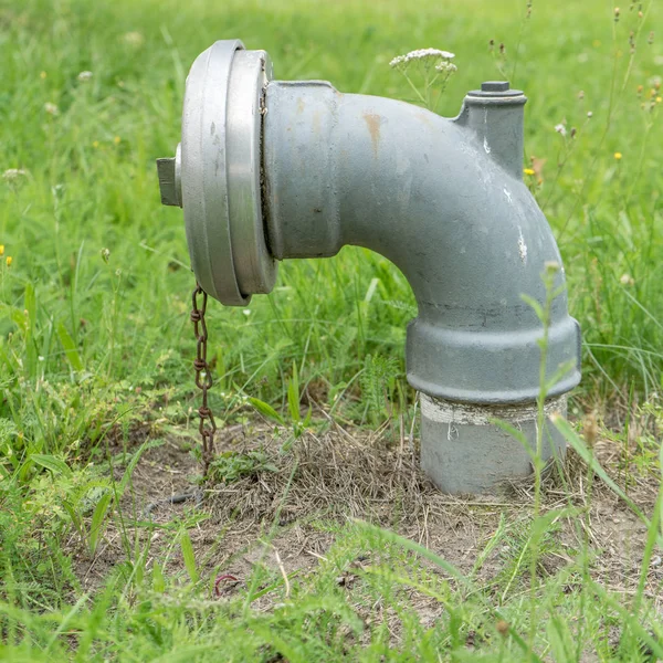 Aansluiting Water Water Brandkraan Een Gazon — Stockfoto