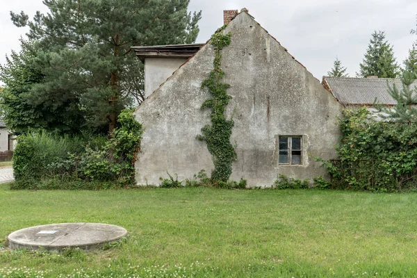 在乡下的一个古老的灰色无人居住的房子的无人居住的房子 — 图库照片