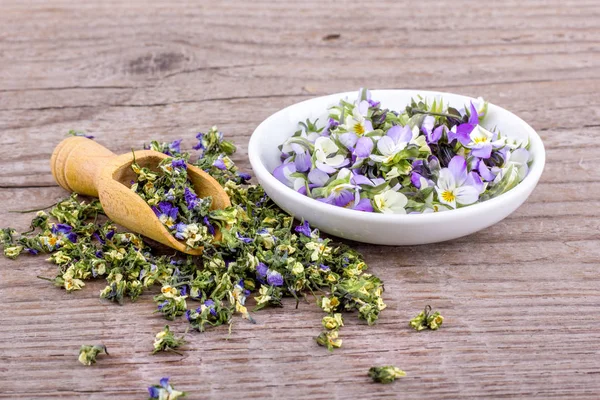 Small Violet Heartsease White Bowl Wooden Spoon Fresh Dried Flowers — Stock Photo, Image