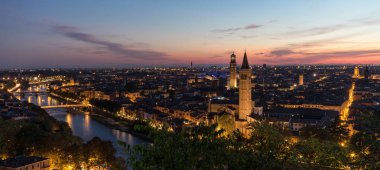 tarihi şehir manzaralı Verona / akşam görünüm Verona eski kasaba İtalya üzerinde