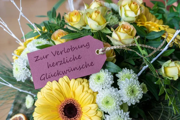 노란과 Gerberas 국화의 꽃다발과 결혼식에 인사말 — 스톡 사진