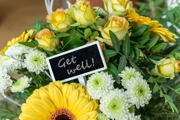 Bli Frisk Snart Bukett Med Gula Och Vita Rosor Gerbera — Stockfoto