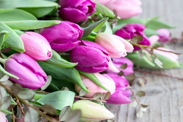Букет Розовых Фиолетовых Тюльпанов Красивый Букет Розовых Фиолетовых Тюльпанов Деревянном — стоковое фото