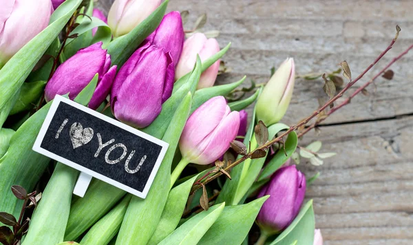 Tulpenstrauß Mit Liebeserklärung Strauß Mit Rosa Und Violetten Tulpen Und — Stockfoto