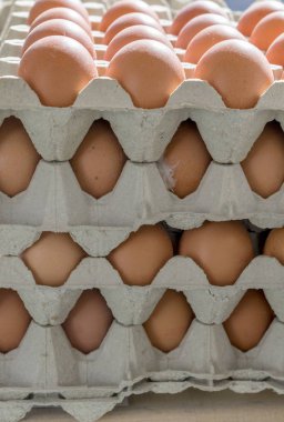 yumurta kartonları ve yumurta / yığın kartonları ve kahverengi, taze yumurta ile