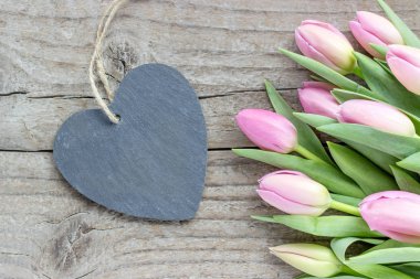 üst görmek güzel kalpli pembe ve mor Lale buketi ahşap arka plan