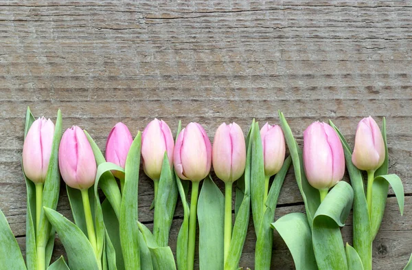 Bovenaanzicht Van Roze Tulpen Een Houten Achtergrond — Stockfoto
