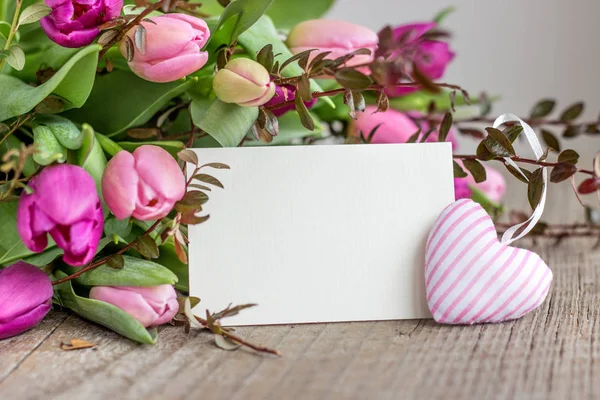 Hermoso Ramo Tulipanes Rosa Violeta Con Corazón Espacio Copia Blanca — Foto de Stock