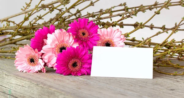 Ramillete Con Gerberas Rosadas Ramitas Sobre Fondo Madera — Foto de Stock