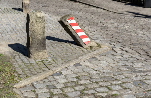 Λοξή Πέτρα Στην Άκρη Του Δρόμου Προειδοποίηση Ρίγες — Φωτογραφία Αρχείου