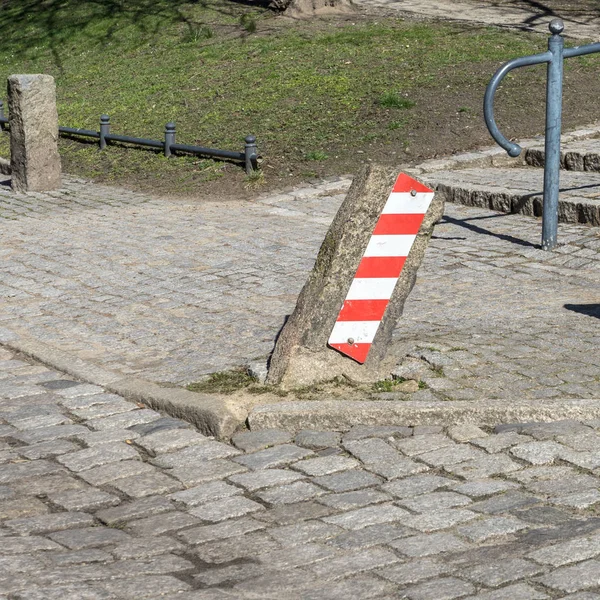 Pietra Obliqua Lungo Strada Con Strisce Avvertimento — Foto Stock