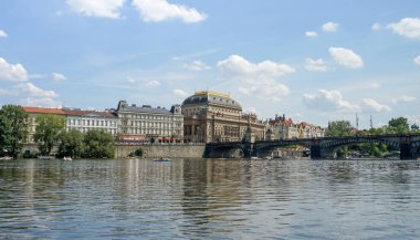 Vltava kıyısındaki Prag Ulusal Tiyatrosu manzarası