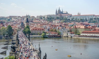 Vltava üzerinden Prag Kalesi 'ne bak.