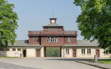 Weimar yakınlarındaki Buchenwald toplama kampının girişi.